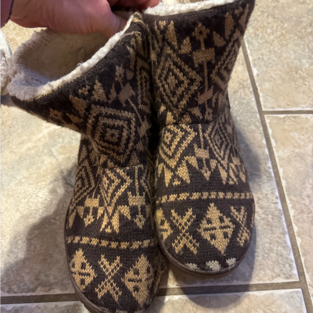 Muk Luks winter house boots. Sz 9/10. Brown geo print fur lined